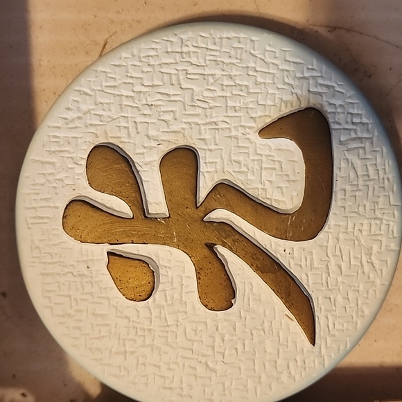 Elegant Wall Decor with Asian Motif - Picture 4 of 5